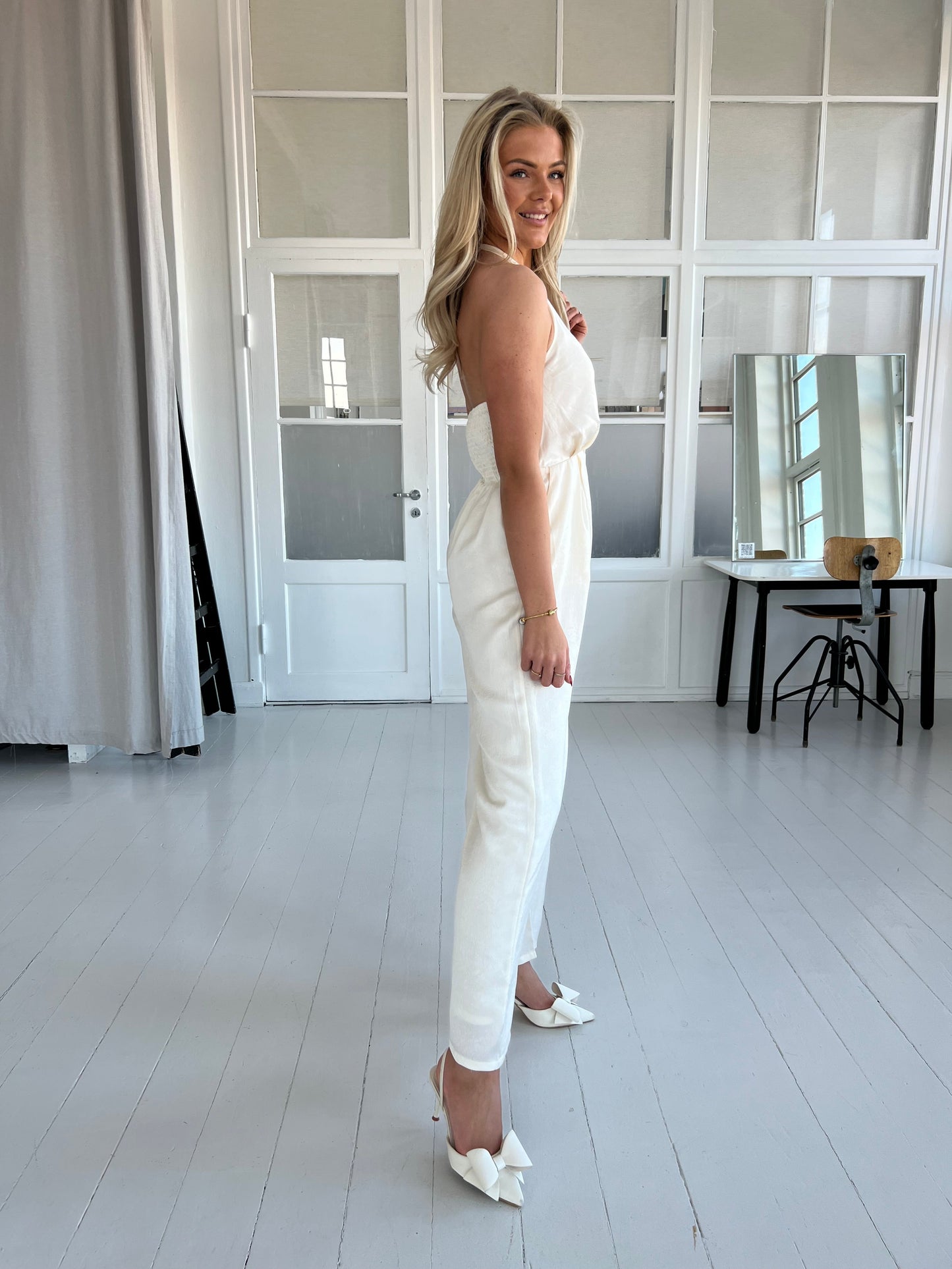 Elli – Witte en crèmekleurige satijnen jumpsuit