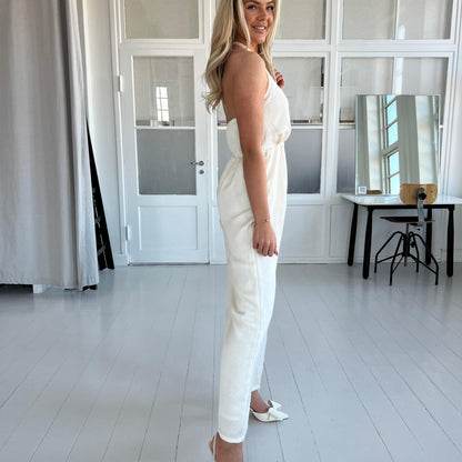 Elli – Witte en crèmekleurige satijnen jumpsuit